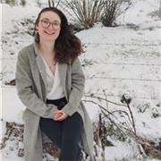 Étudiante pouvant aider les enfants du primaire pour les devoirs